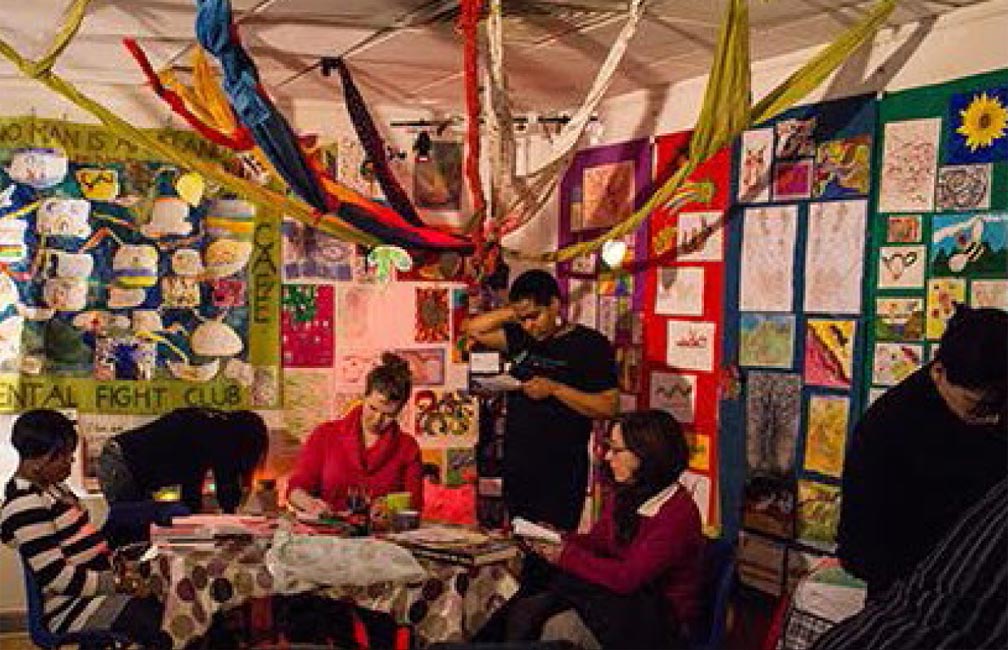 Participants at the Dragon Cafe can get involved in activities or just watch © Dragon Cafe