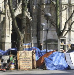 Les Enfants de Don Quichotte in front of Notre Dame