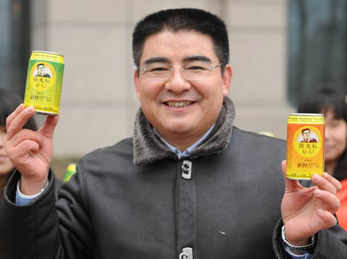  Chen Guangbiao, with canned fresh air. © Mark Wong/ European Pressphoto Agency 