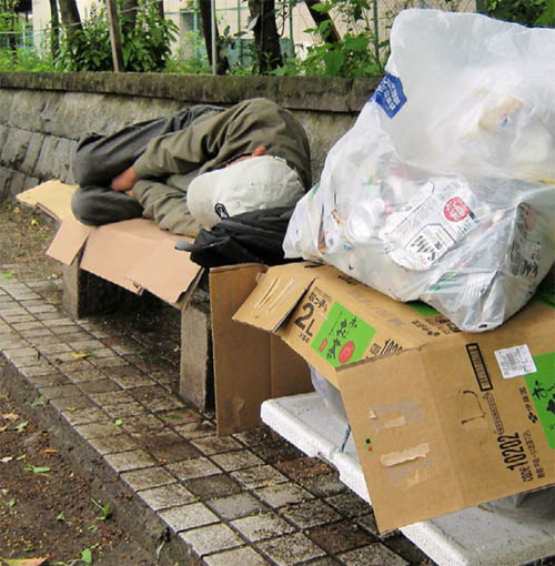 Cardboard homes in Uena Park, Tokyo. © Arnold Toynbee. 